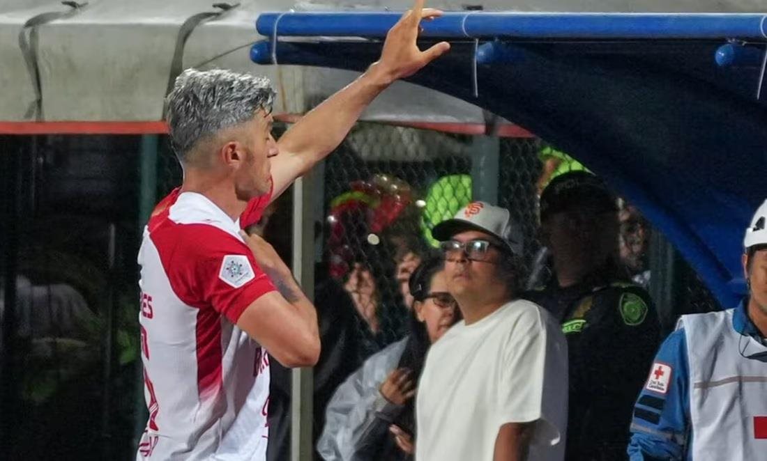 فيديو – عملة معدنيّة من المدرّجات تصيب وجه لاعب 