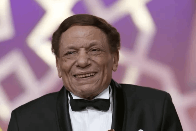 صورة "أحدث ظهور" لعادل إمام تثير الجدل.. مصدر من أسرته يكشف حقيقتها