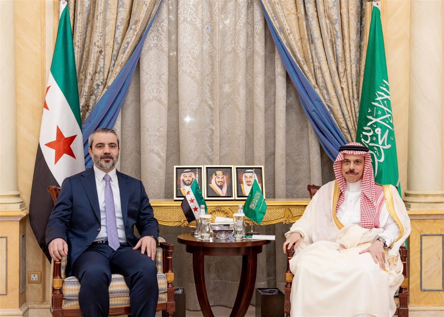 الشيباني وبن فرحان يبحثان آخر التطورات الإقليمية
