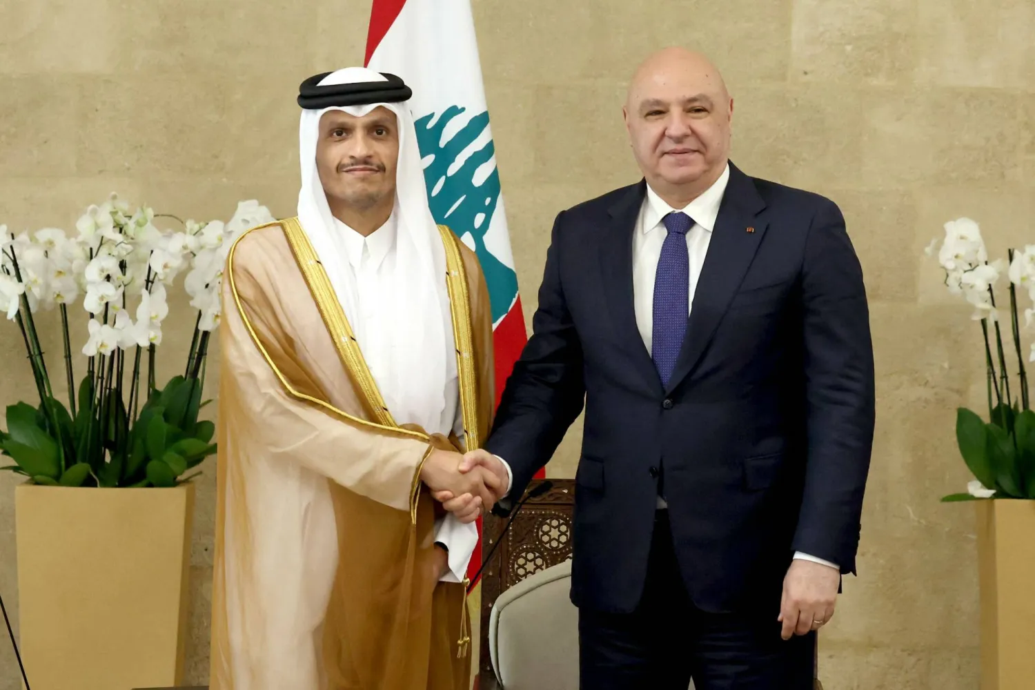 رئيس وزراء قطر يقدم للبنان مشروعاً كاملاً لانتاج الكهرباء | شاهد التقرير 