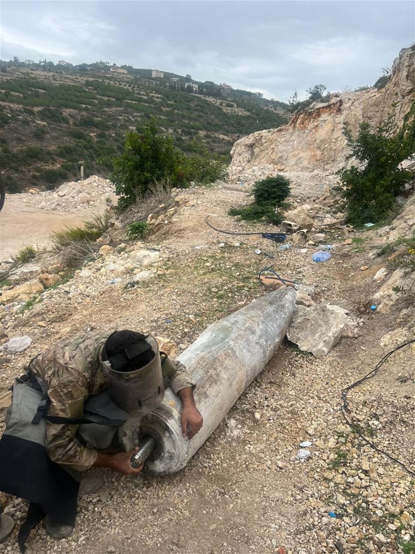 في الجنوب.. تفكيك قنبلتي طيران غير منفجرتين (صور) 
