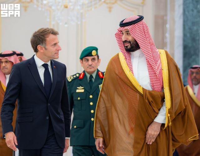 ولي العهد السعودي الأمير محمد بن سلمان يستقبل الرئيس الفرنسي في الرياض