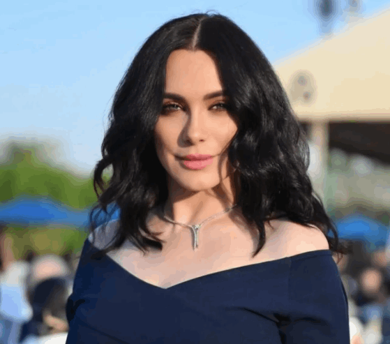 سلاف فواخرجي تستعيد صوت والدها بقصيدة كتبها لها.. وفيديو يلامس وجدانها