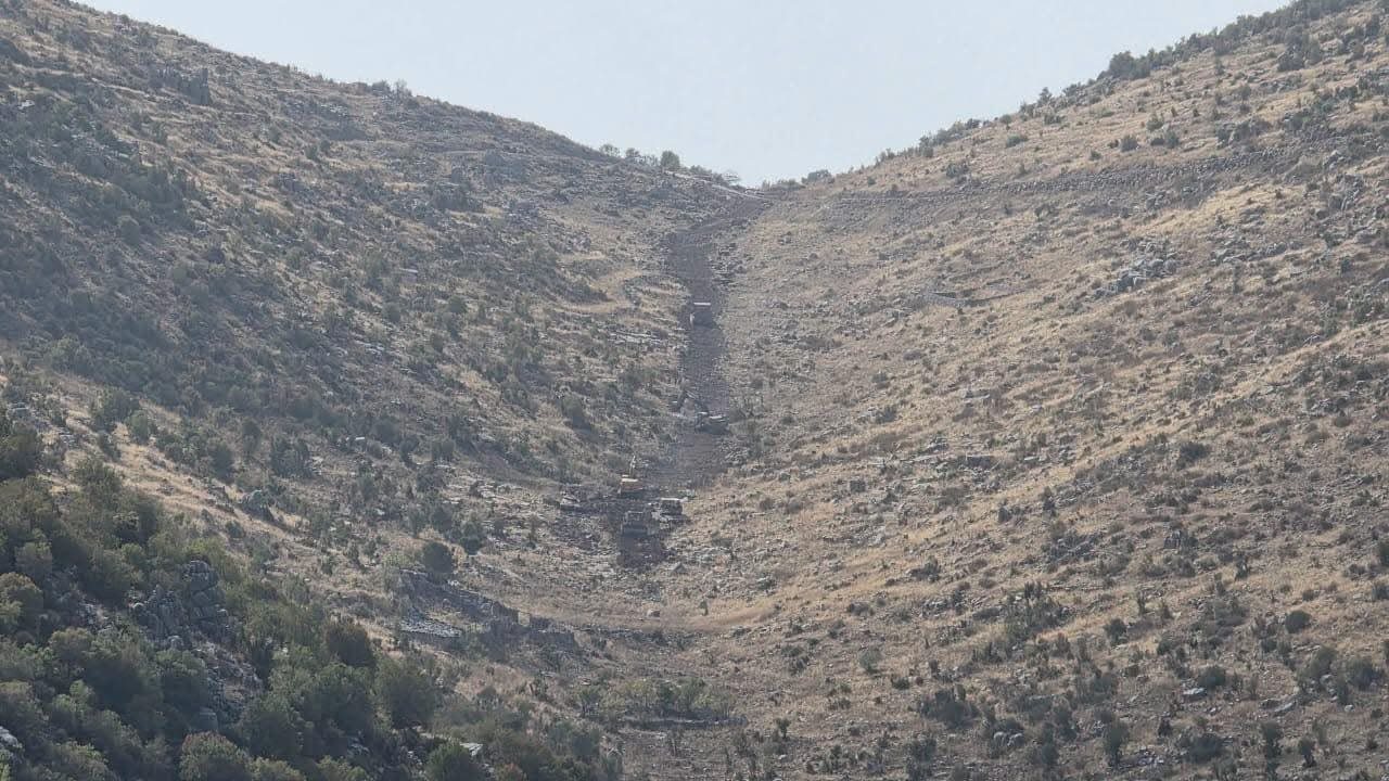 مراسل الجديد: آليات الجيش الإسرائيلي تتقدّم باتجاه جنوب بلدة شبعا حيث تعمل على شقّ طريق في الوديان للوصول إلى أطراف البلدة