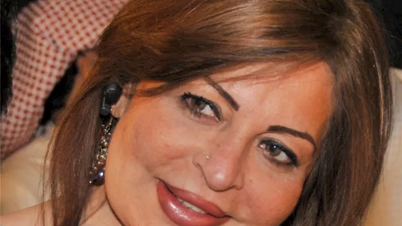 الفنانة منى عبد المجيد تكشف معاناتها بعد إصابتها بجلطتين وتعاتب زملاءها: "ما حدا سأل عني"