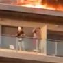 بالفيديو - حريق يلتهم مبنى بدقائق والسكان يقفزون من الشرفات