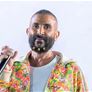أحمد سعد يفاجئ الجمهور بحلاقة شعره على الهواء