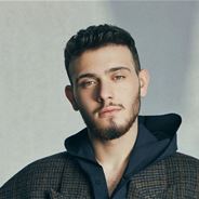 معجبة تسقط وسط الزحام في حفل الشامي.. وردّة فعله تتصدر