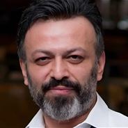 وداع مؤثر للممثل لسرحات كيليتش.. نعشه على خشبة المسرح ونجوم تركيا يشيّعونه بالدموع