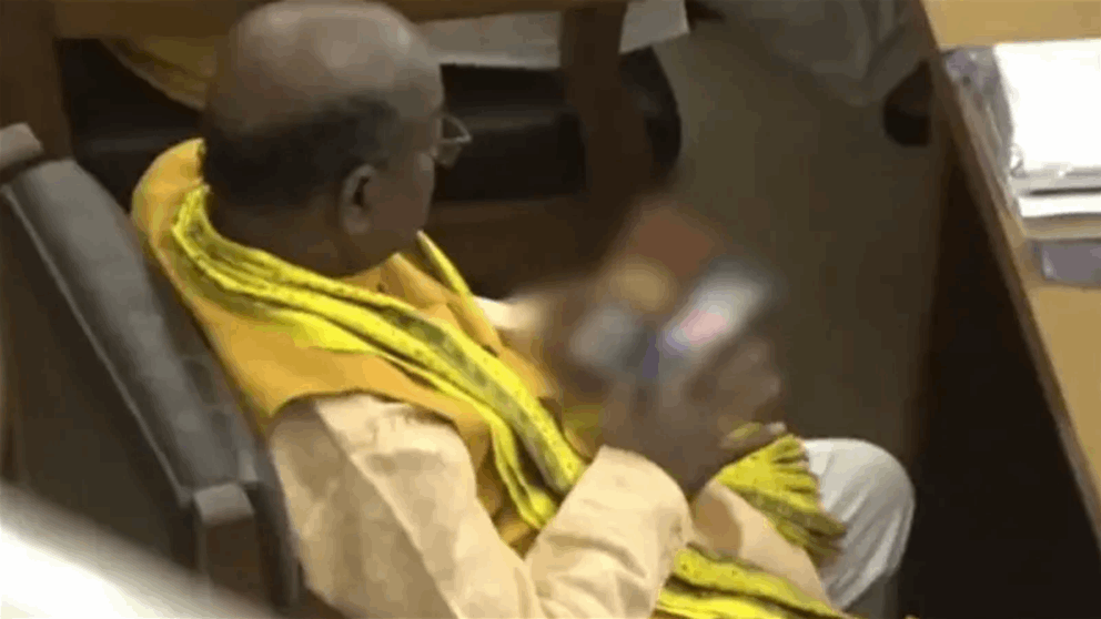 بالفيديو ـ  نائب هندي يقع بورطة.. ضُبط وهو يشاهد فيلماً إباحياً أثناء جلسة للبرلمان !!