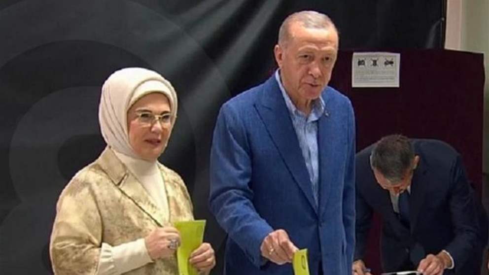     أردوغان يدلي بصوته في الجولة الثانية من الانتخابات الرئاسية التركية 