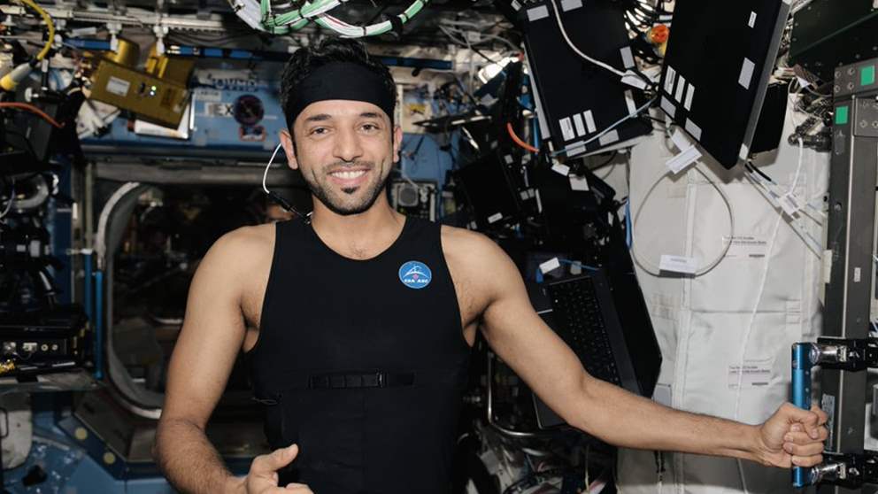 سلطان النيادي يظهر بقميص "ليس عاديًا" من محطة الفضاء الدولية !