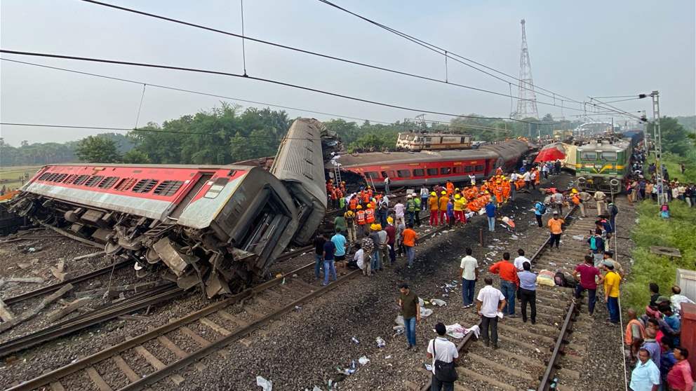 بالفيديو - مئات القتلى والجرحى في حادث تصادم قطارات في الهند