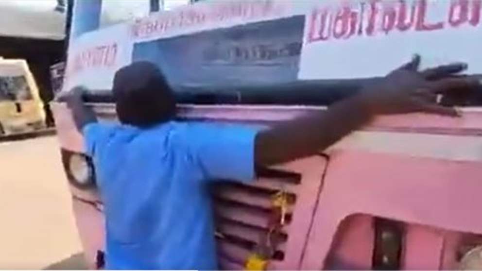  بالفيديو ـ  سائق هندي يحتضن الحافلة التي قادها لمدة 30 عاماً بطريقة مؤثرة في يوم تقاعده !