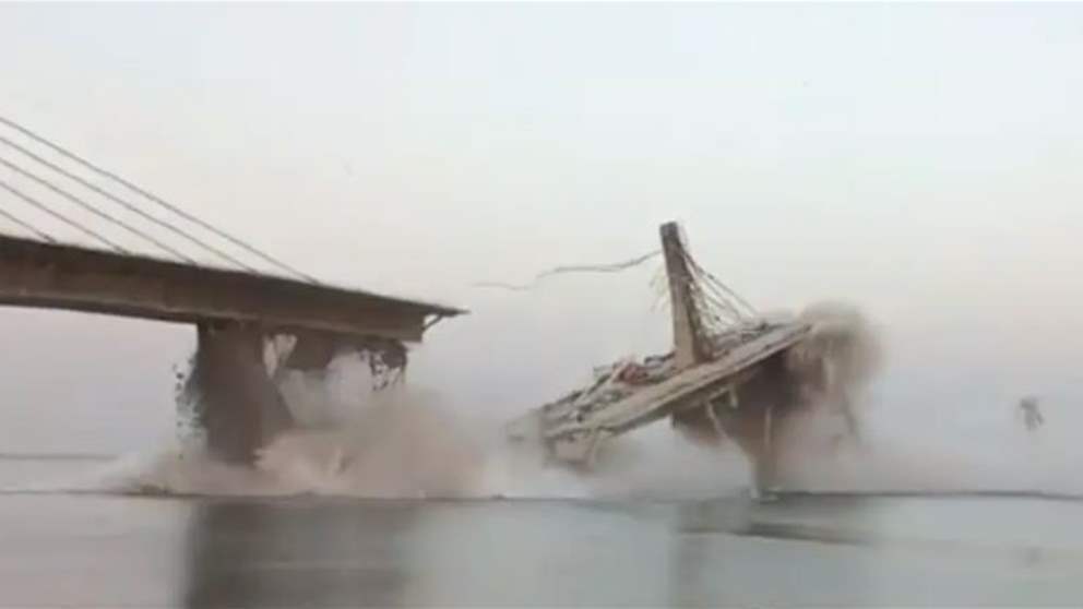 بالفيديو: لحظة انهيار جسر عملاق بالهند