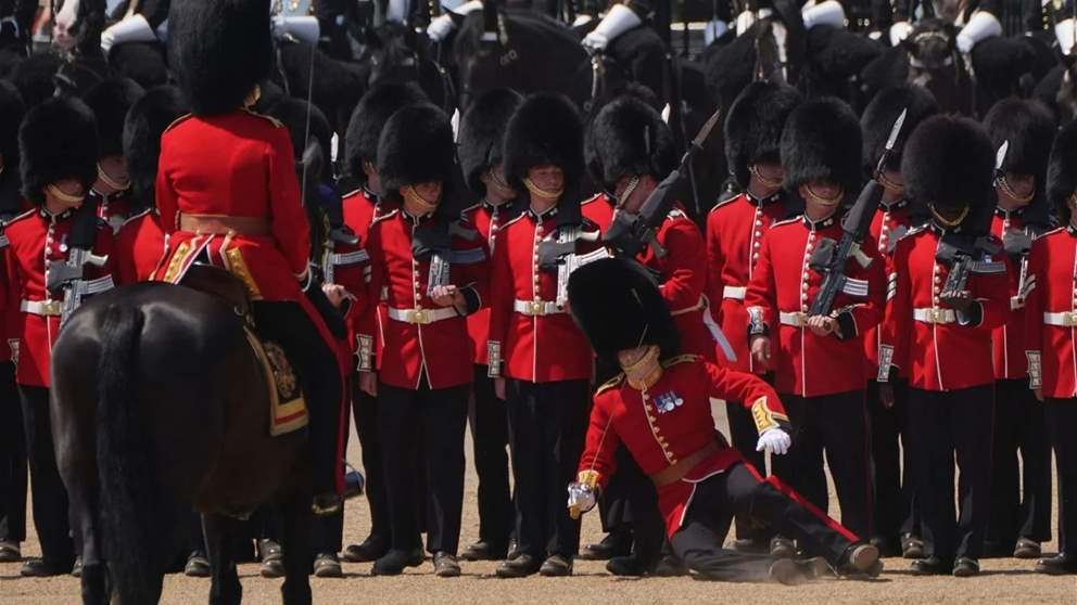 جنود بريطانيون يتعرضون للإغماء أثناء مرور الأمير ويليام