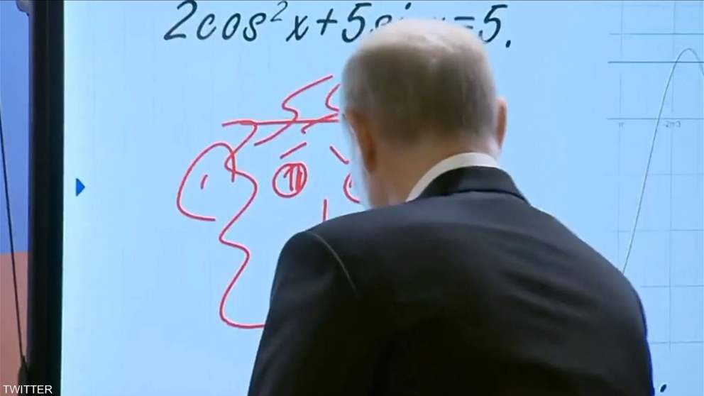 فيديو.. بوتين يتوقف ليرسم وجها "مضحكا" في منتدى تكنولوجي