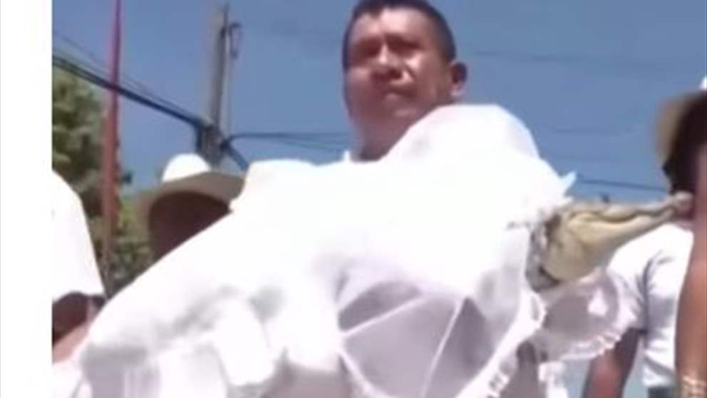 بالفيديو - زواج رئيس بلدية بالمكسيك من "أنثى تمساح" 