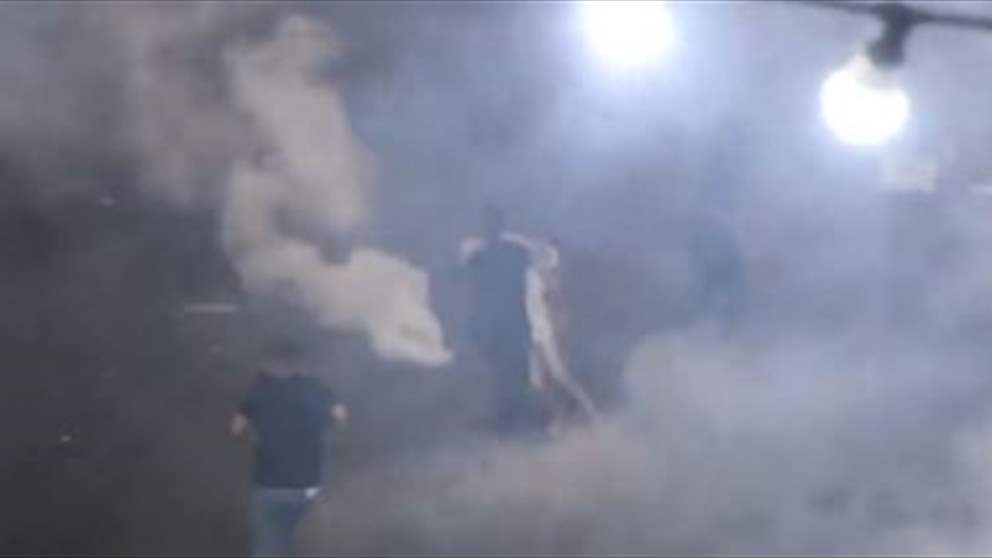 بالفيديو - قوات الاحتلال الاسرائيلي تستهدف العائلات الفلسطينية بقنابل الغاز خلال نزوحها من مخيم جنين