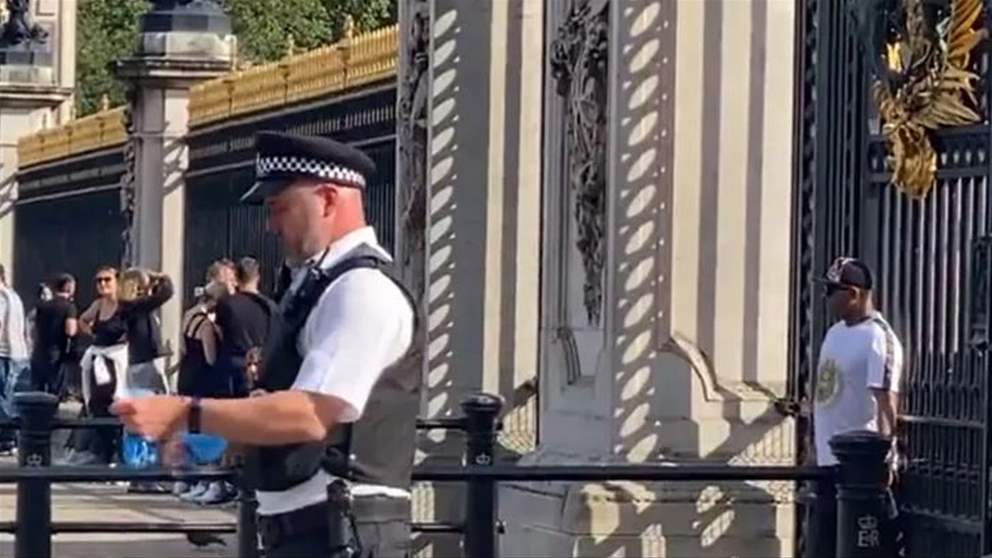 بالفيديو - رجل يقيد يده ببوابة قصر باكنغهام ويهدد بإيذاء نفسه