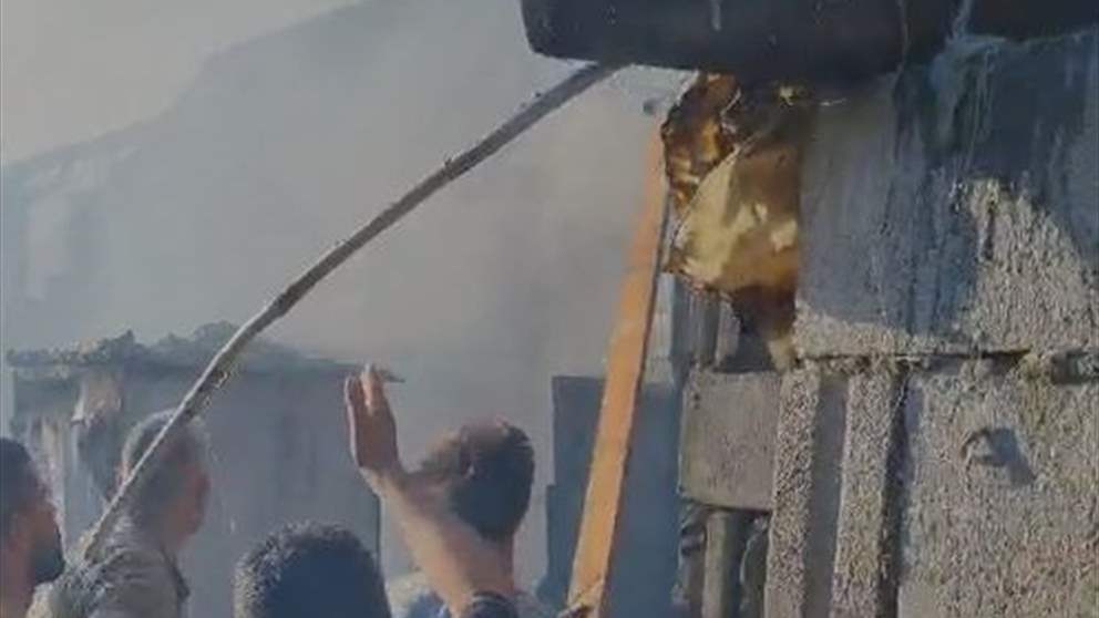 حريق بمخيم للنازحين السوريين جنوب مدينة صيدا وإصابة شخصين