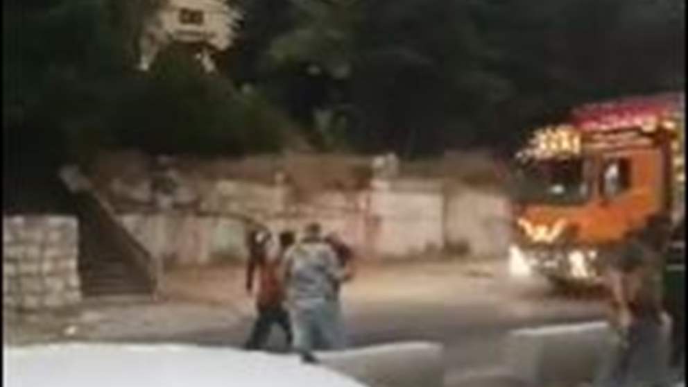 بالفيديو: ظهور مسلحين بعد انقلاب الشاحنة في منطقة الكحالة