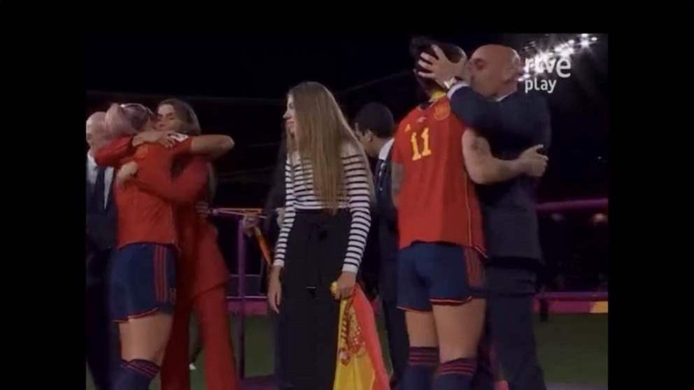 فيديو - رئيس الاتحاد الاسباني يُقبّل بطلة العالم في فمها !!