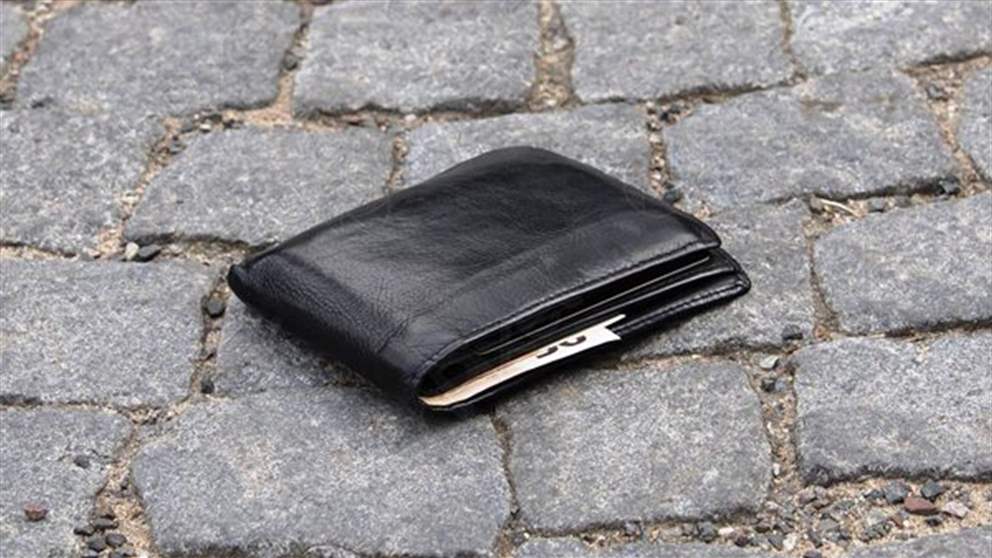 العثور على محفظة سوداء ليل أمس في صور تحوي مبلغاً من المال 