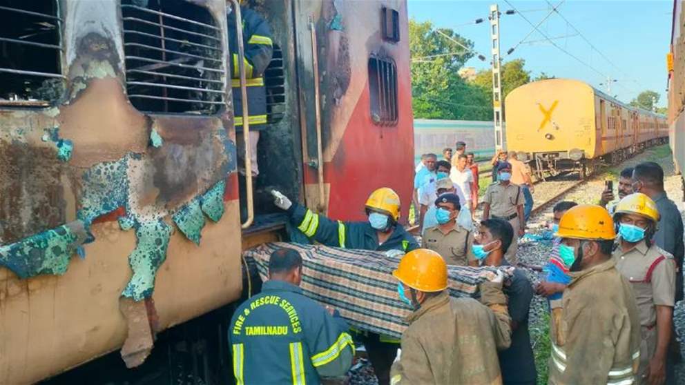 راكب يتسبب بكارثة.. مقتل 9 بحريق داخل مقصورة قطار بالهند