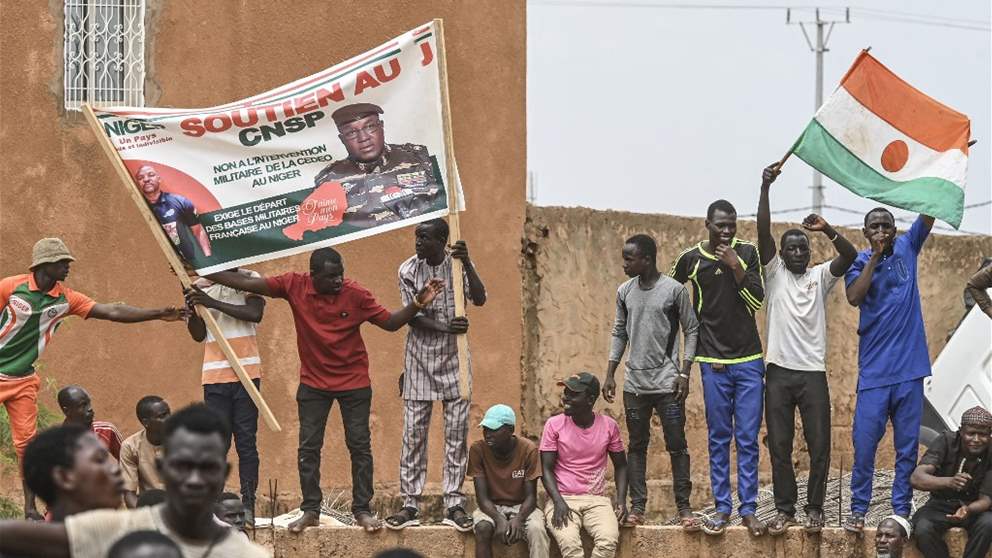 حشود أمام القاعدة الفرنسية بالنيجر تطالبها بالرحيل والجيش يتأهب لمواجهة إيكواس