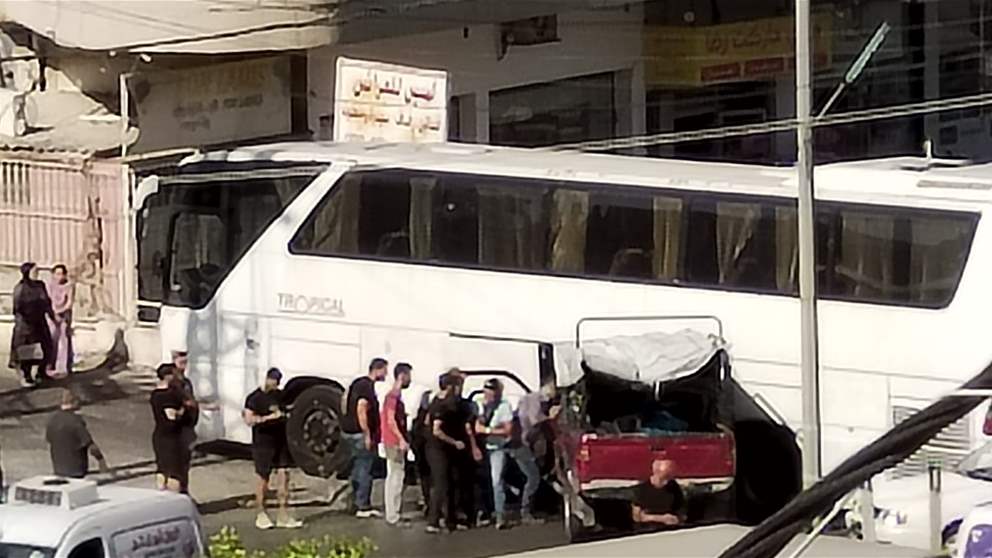 بالصور- حادث سير على اوتوستراد ديرالزهراني - النبطية ووقوع اصابات 