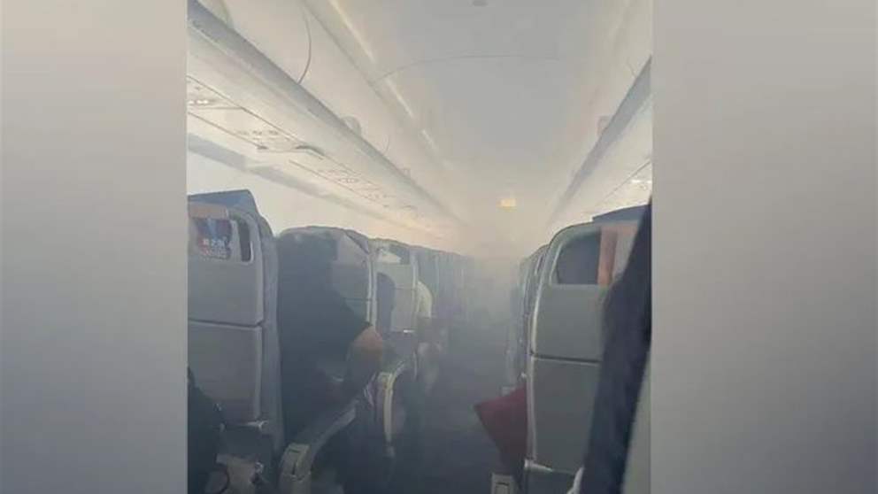 بالفيديو -  إصابة ركاب جراء اندلاع حريق في محرك طائرة