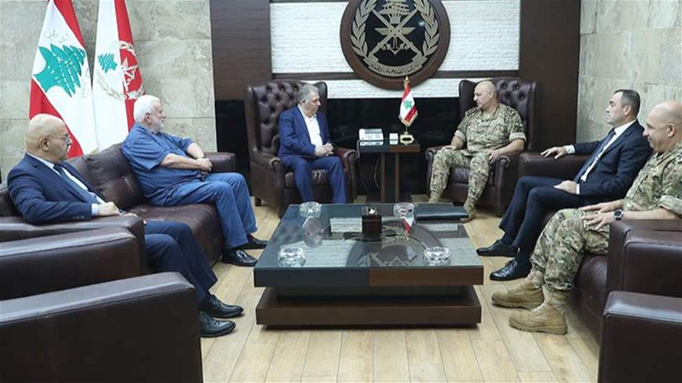 قائد الجيش جوزاف عون تابع التطورات في عين الحلوة مع السفير الفلسطيني اشرف دبور 