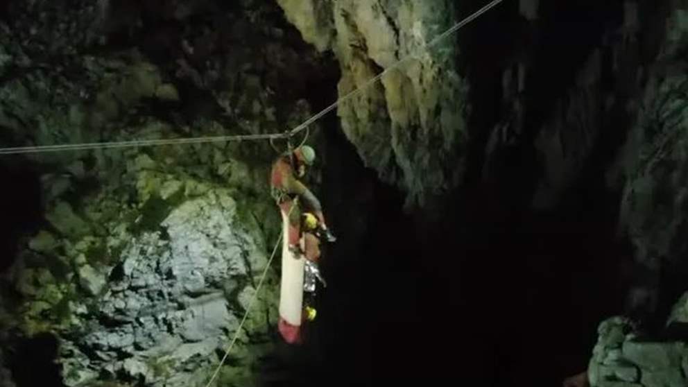 بالفيديو -إنقاذ مستكشف كهوف في تركيا بعد حصاره 9 أيام على عمق 1000 متر