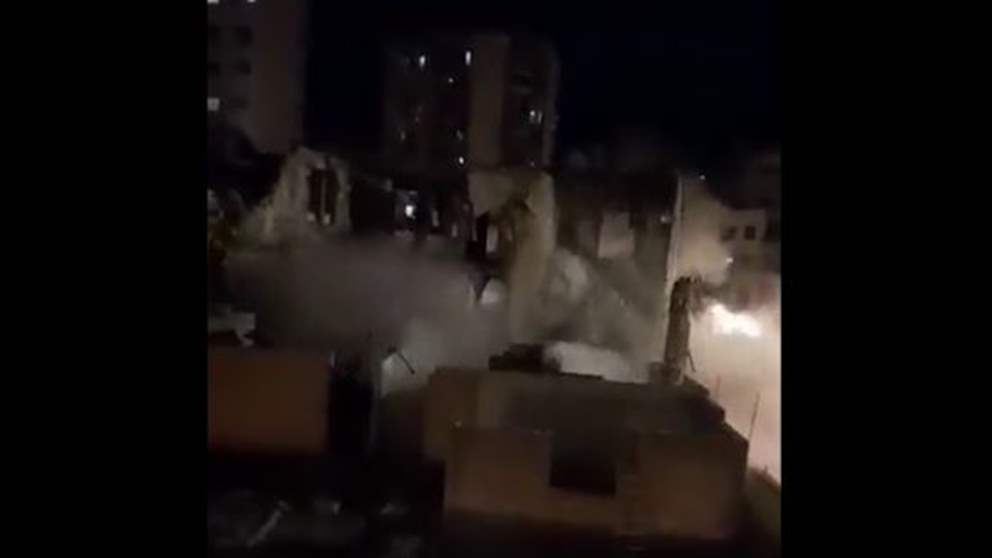 لحظة انهيار المبنى المهجور في طرابلس