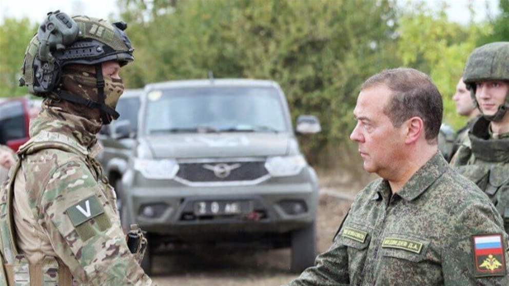 مدفيديف يزور معسكراً تدريبيّاً شرقي أوكرانيا.. بأمر من بوتين