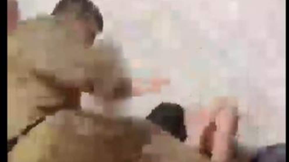 بالفيديو.. ابن رئيس الشيشان ينهال بالضرب على "حارق القرآن" 