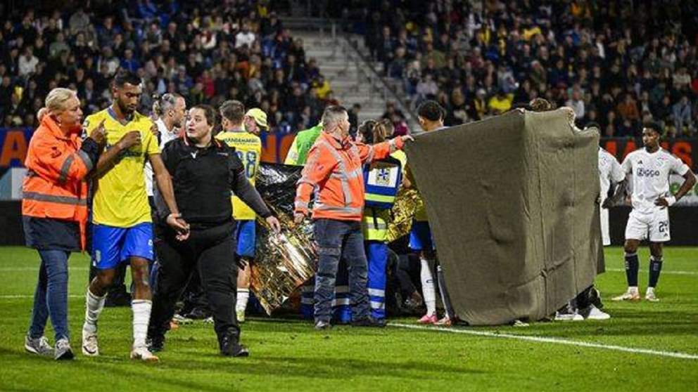 فيديو - إصابة خطيرة لحارس المرمى توقف مباراة في هولندا