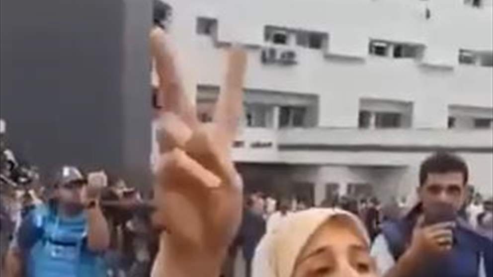 بالفيديو - ممرضة فلسطينية يصلها نبأ استشهاد زوجها أثناء عملها في إنقاذ المصابين بغزة 