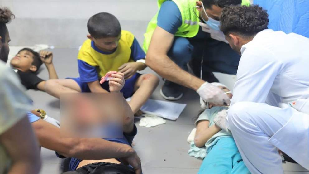 بالصور - بسبب كثرة الإصابات في المستشفيات.. يتم علاج عدد كبير من أطفال غزة في سرير واحد 