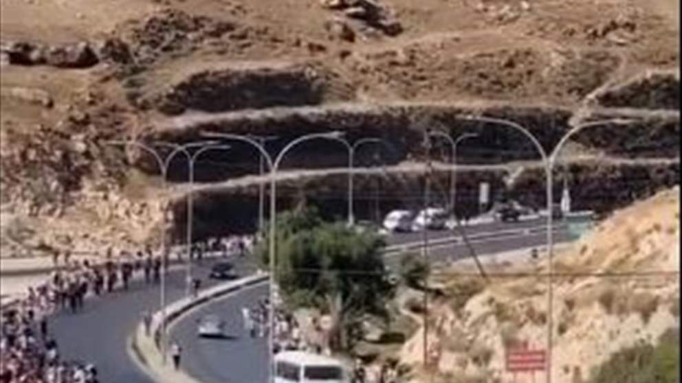بالفيديو - إستمرار زحف الحشود من الأردن نحو الحدود الفلسطينية رغم قمع الجيش الاردني للزاحفين