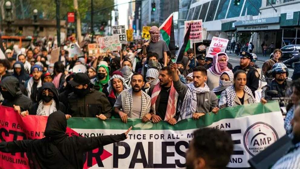 بالفيديو - الآلاف يتظاهرون في نيويورك تنديداً بالعدوان الاسرائيلي على غزة ودعماً للفلسطينيين 