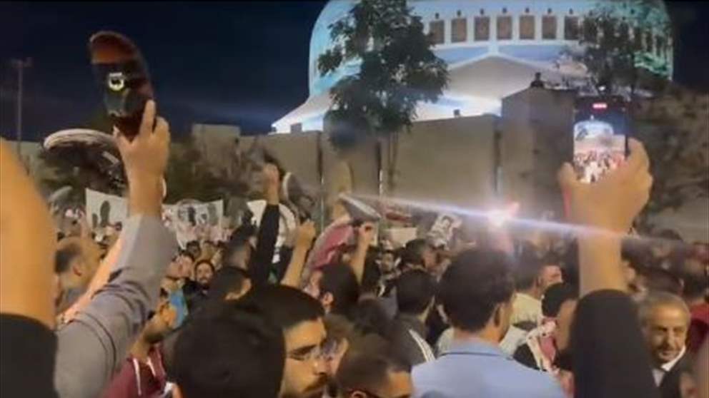 بالفيديو - متظاهرون اردنيون يرفعون أحذيتهم في العاصمة عمان رفضا لاستقبال الرئيس الأميركي جو بايدن