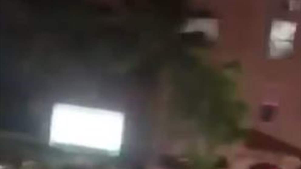 بالفيديو - المتظاهرون يقتحمون سفارة الكيان الإسرائيلي في عمّان ويشعلون النيران  تنديداً بمجزرة الاحتلال في مستشفى المعمداني غزة