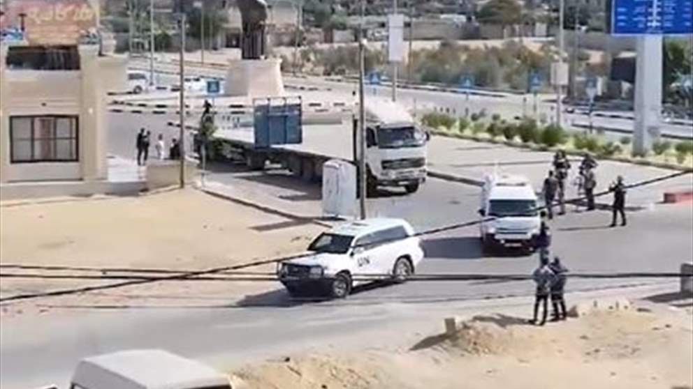 بالفيديو - بدء دخول عدد من شاحنات المساعدات الانسانية من الجانب المصري لمعبر رفح باتجاه قطاع غزة