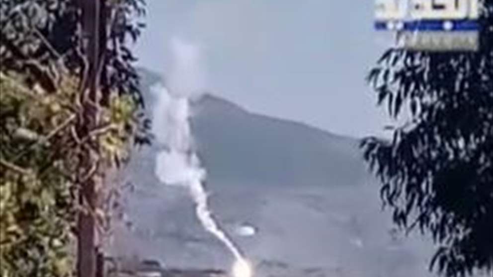 بالفيديو - كاميرا الجديد ترصد سقوط قذيفة ضوئية على تل النحاس  في كفركلا 