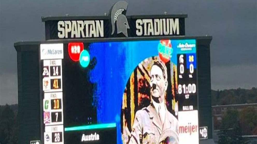 أدولف هتلر يُطلُّ على الشاشة العملاقة في مباراة أميركية