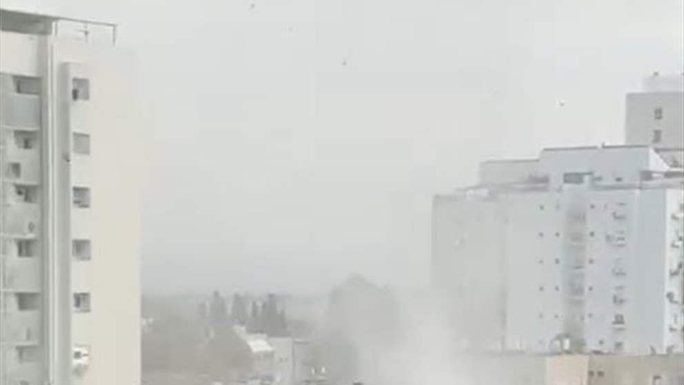 بالفيديو - إعلام العدو: الإسعافات تهرع الى وسط "تل أبيب" بعد سقوط صاروخ أُطلق من غزة