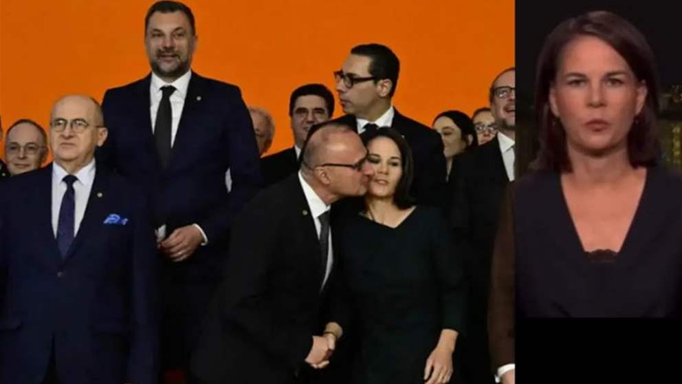 شاهد بالفيديو - وزير يحرج نظيرته الألمانية بمحاولته تقبيلها بطريقة غريبة! 