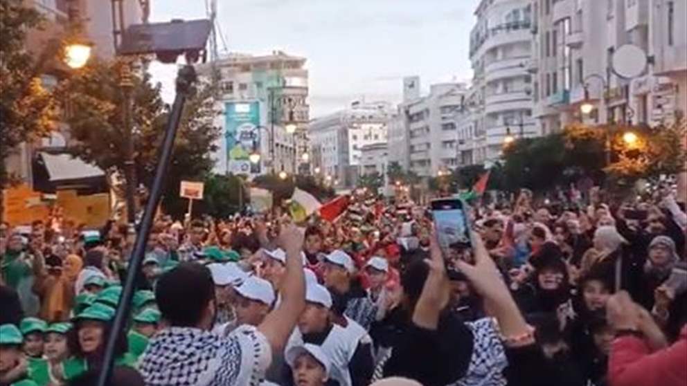 بالفيديو - أطفال مدينة طنجة في المغرب يتظاهرون دعماً ونصرة لأطفال غزة